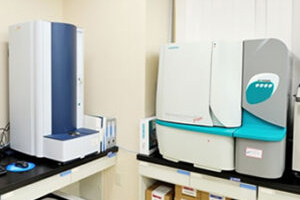 質量分析装置（左）と全自動細菌検査装置（右）